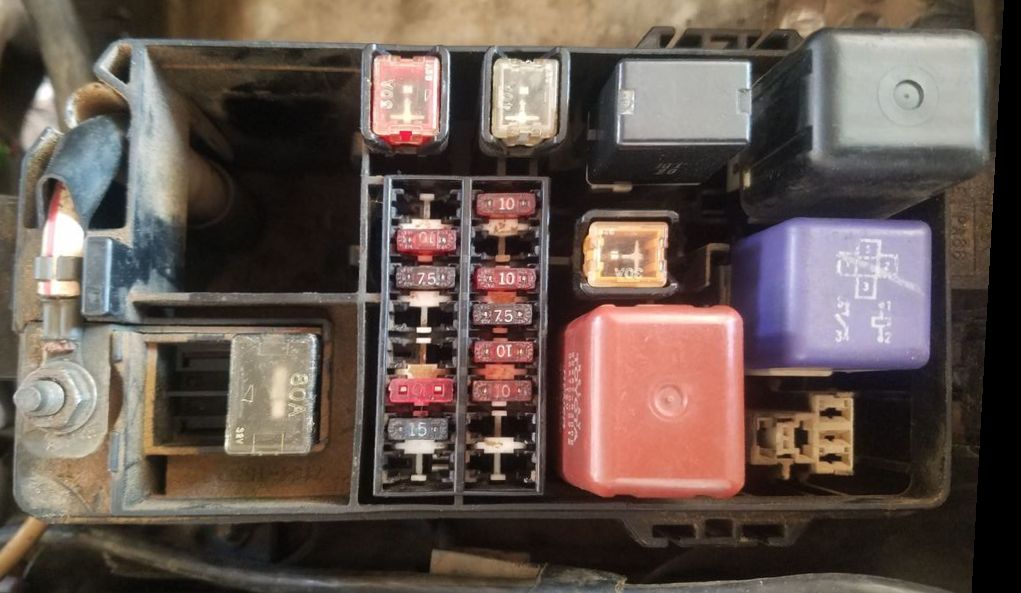 hilux cigarette lighter fuse 1999 N140, N150, N160, N170 Toyota Hilux Cigarette lighter fuse